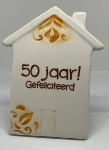 Tegelmagneet Huisje met leuke spreuk - 50 jaar! Gefeliciteerd - Geel bij debadeend.nl