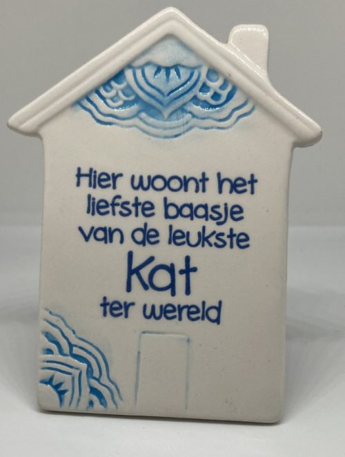 Tegelmagneet Huisje met leuke spreuk - Hier woont het liefste baasje - Blauw bij debadeend.nl