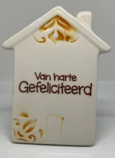Tegelmagneet Huisje met leuke spreuk - Van harte Gefeliciteerd - Geel bij debadeend.nl