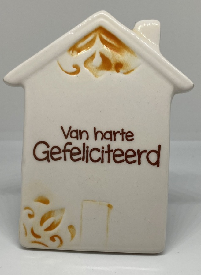 Tegelmagneet Huisje met leuke spreuk - Van harte Gefeliciteerd - Geel bij debadeend.nl