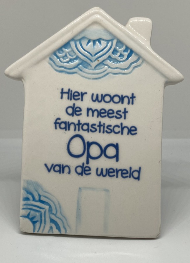 Tegelmagneet Huisje met leuke spreuk - Hier woont het liefste baasje - Blauw bij debadeend.nl