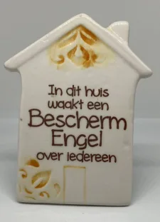 Tegelmagneet Huisje met leuke spreuk - In dit huis waakt een beschermengel over iedereen - Geel bij debadeend.nl
