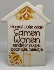 Tegelmagneet Huisje met leuke spreuk - Hoera! Jullie gaan samenwonen - Geel bij debadeend.nl