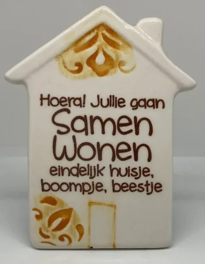 Tegelmagneet Huisje met leuke spreuk - Hoera! Jullie gaan samenwonen - Geel