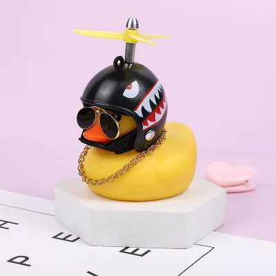 Leuke Rubberen Badeend met Helm - Shark Helm met Propeller bij debadeend.nl